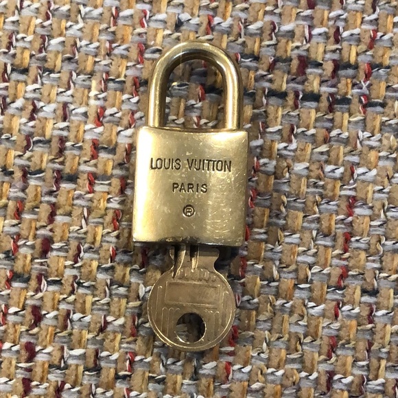 Vintage LV Louis Vuitton Padlock Lock & Key 220 - Picture 8 of 15